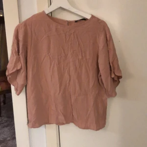 Fin rosa tröja - aldrig använd, jättefin.