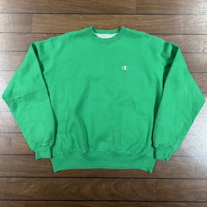 Champion Vintage Sweatshirt - Snygg vintage Sweatshirt i storlek L! Små fläckar som inte syns till vardags men mer på bild! Sänker därav priset från 349 till 249kr