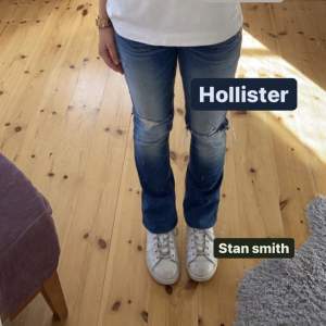 Snyggaste jeansen från hollister! Lågmidja och långa med liten bootcut!!! Har själv vikt upp de för är kort (160)! De har blivit för trånga för mig därför måste jag sälja de!😞❤️