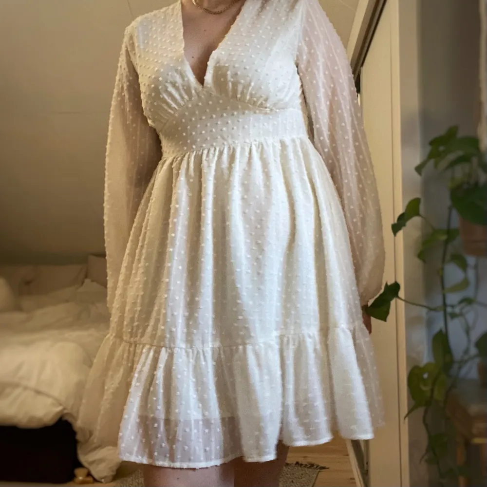 Jättefin creme-vit klänning som jag skulle haft på studenten förra året men hittade en annan. Fint skick och köpt på sellpy. Skriv om du vill veta mått eller annat❤️. Klänningar.