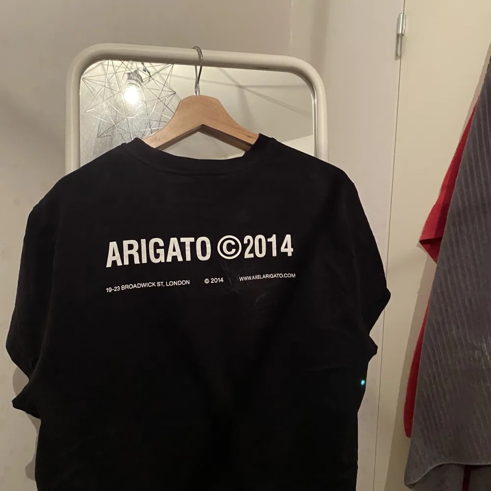 Axel arigato tshirt köpt 1 år sen. Nypris 700ish. T-shirts.