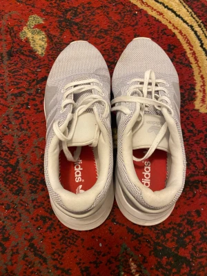 Adidas skor - Säljer dessa adidas skorna pga att de inte kommer till användning finns ett märke på framsidan och därför är priset lägre hör gärna av dig med ett pris så kanske vi kan lösa det.