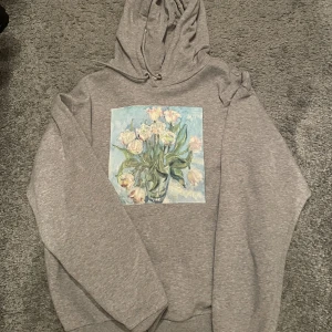 Grå Hoodie från monki! - Jag säljer min jätte fina Hoodie från Monki! Jag säljer den eftersom jag inte fått andvänding av den. Den är i god skick inga defekter på den! Om det behövs kan jag skicka mer bilder! Nypris 250kr!