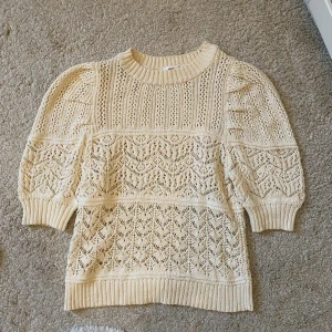 Stickad kortärmad tröja - Så fin glesstickad tröja från Mango! Storlek M men passar även mig som XS! Så snygg med ett par jeans och vans!! 🧚🏼🧚🏼💛