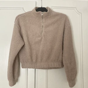 Tröja i pile - Beige tröja i pile med krage från Gina Tricot. Den är i storlek S och är knappt använd, mycket fint skick! obs! Köparen står för frakten 💕