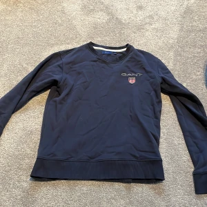 GANT mörkblå sweatshirt - Långärmad GANT tröja för 170cm, 15 år. Är för liten för mig nu men har varit väldigt hållbär. Inga fläckar