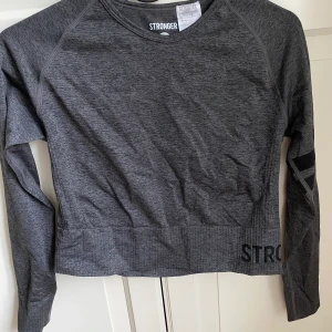 Stringent träningströja - Träningströja från Stronger. Köpt second hand, jag har aldrig använt den. Storlek L men sitter nog bättre på S/M