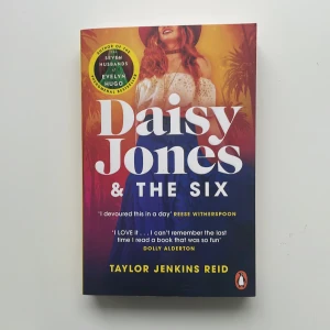 Booktok bok - Daisy Jones & the six av Taylor Jenkins Reid. Nyskick i pocketformat och på engelska. Nypris 140kr Skriv om du har några frågor eller vill ha mer bilder <3