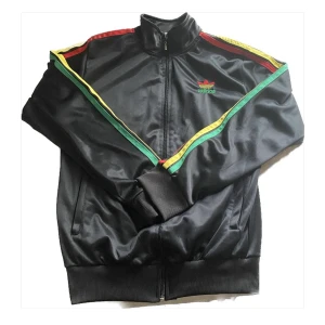 adidas rasta tröja  - As cool rasta addidas tröja aldrig använd och i väldigt bra skick. Säljer pågrund av att den inte kommer till användning. HÖGST BUD ÄR 700kr