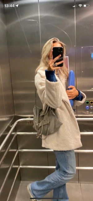 Stella McCartney väska - Intressekoll på min Stella McCartney väska. Självklart äkta! Sparsamt använd. Inga defekter på väskan. Dustbag medföljer men inget kvitto då jag gick den i present. Köparen står för frakten och betalning sker via swish. 