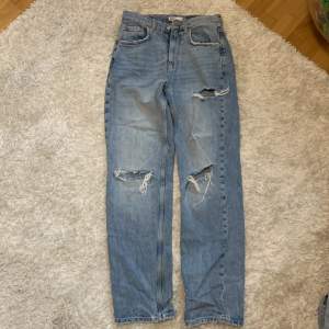 Snygga Ljusblå jeans från Gina Tricot med hål. Storlek 36 150 kr + frakt 