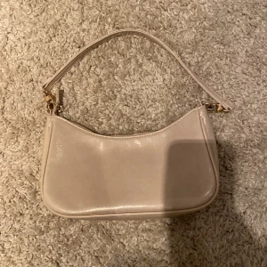 Handväska beige - Beige handväska från bikbok. Mycket bra skick. Så fin till sommaren