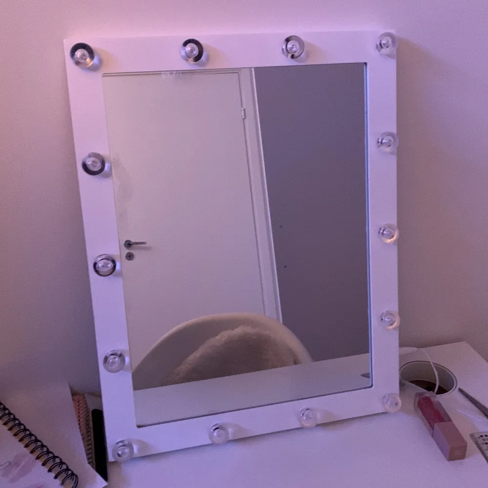 Sminkspegel med belysning, alla lampor funkar man kan ha i batteri eller ha kontakt i vägen som ja har. Det finns två ”hål” (skriv för fler bilder) längst upp där bak på spegeln så man kan hänga den i vägen eller ha den som en tavla som jag har. . Övrigt.
