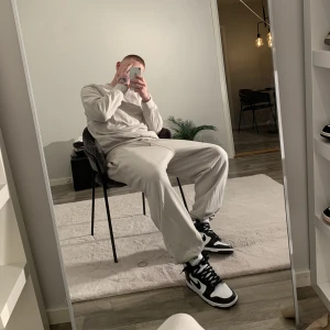 Mjukisdress  - Beige mjukisdress Storlek M på tröja L på byxa Fint skick