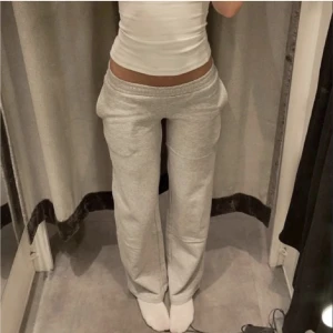 Grå mjukisbyxor  - Gråa lågmidjade mjukisbyxor från bikbok. Använda ca 2 gånger. Köparen står för frakten. Hör gärna av dig för mer information 🤍