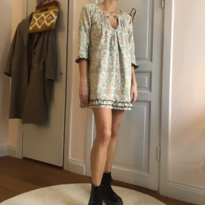 Klänning Odd Molly - Säljer min klänning från Odd Molly. Storleken är 0 och jag är 167cm för referens. Märket på sista bilden sitter på ärmen. Hör av er om ni vill ha fler bilder ✨