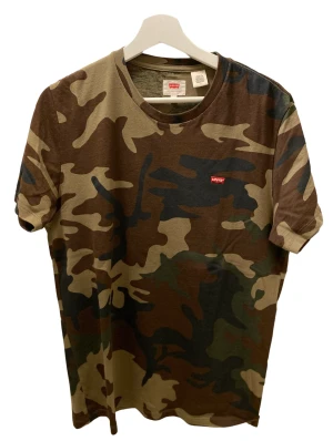 Levis’, t-shirt, slt M  - Hej!  Denna T-shirt är bara använd en gång.   Den är väldigt fin i material.   Jätte Komfort.   Den är av märket Levi’s.   Priset går att diskuteras vid snabb affär. 