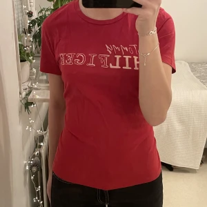 röd t-shirt - röd t-shirt från tommy hilfiger ❤️❤️