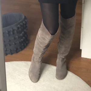 Mockaboots  - Fina mockaboots som är knähöga men även kan vikas ner. Sulan är i använt skick men mockan på skorna är mycket fin! Hör av er om ni vill ha fler bilder 💕