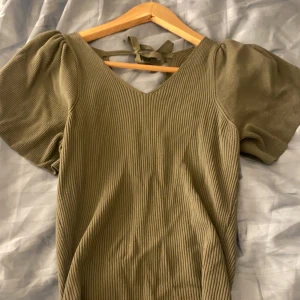 Tröja - Denna tröja är andvänd ett par gånger, bra skick