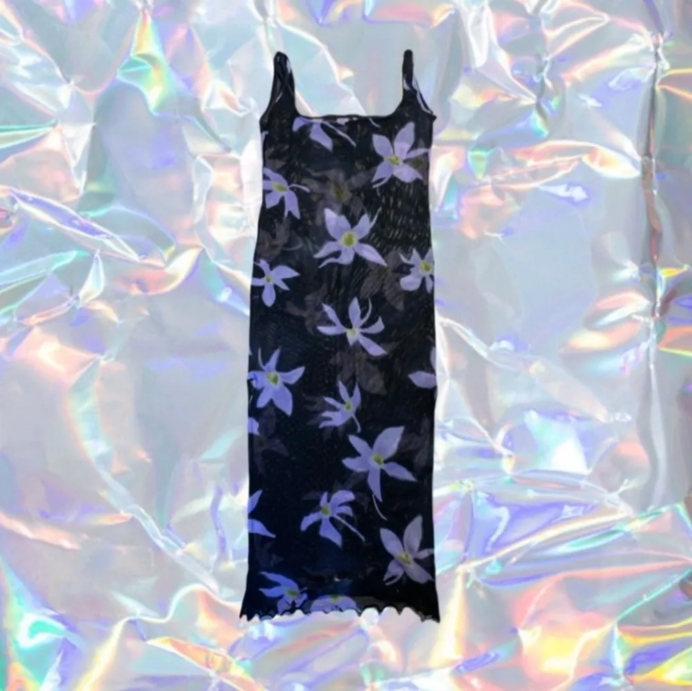 Y2K tight maxi klänning, halv-tranperant mesh, svart med lila blommor. lettuce hem längst ner. Klänningar.