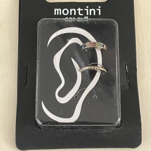 Ear cuff montini  - Helt nya ear cuffs köpta som en present för 30kr men passade inte stilen så jag säljer dom du för 15kr. Helt nya möjligheter och har inte ens tagits ur sin förpackning.