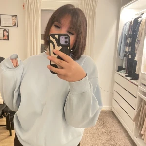 Oversize sweather  - Jättefin babyblå sweather. Nästan aldrig använd, från Ginatricot. Köpt för 199