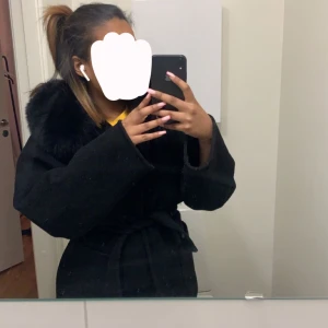 Päls kappa  - Jätte fin kappa med päls med, använd 2-3gånger. Köpte för 3000kr men säljer för 2000kr (pris kan diskuteras) 💞