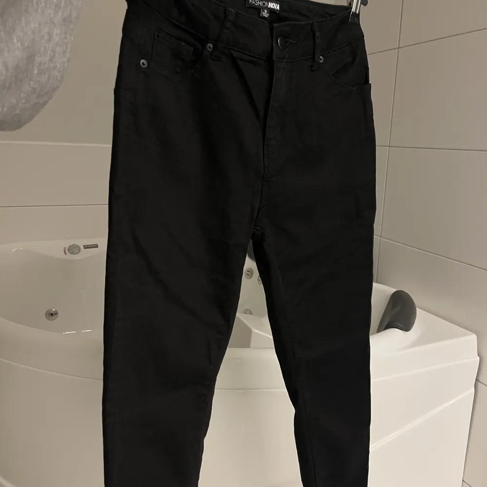 Fashion Nova jeans / jeans , väldigt strechiga, endast testade men tyvär fel storlek . Original kostar 345 plus tax och frakt . Jeans & Byxor.