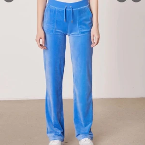 Juciy Couture  - Ett par jätte fina blå juicy byxor. Säljer för att jag inte får användning av dem 