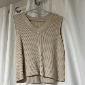Stickad väst - En snygg stickad väst från Zara i strl S. Säljer för 100kr+ frakt🤍
