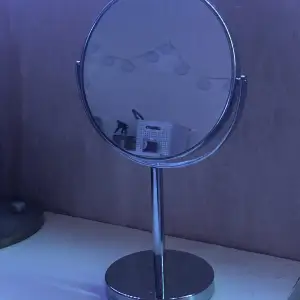 Säljer denna fina sminkspegel med två sidor som går att vrida runt, ena sidan är en förstoringsspegel (10x zoom) och den andra är vanlig💗 kontakta för mer info/bilder! Tvättar såklart innan köpes👍