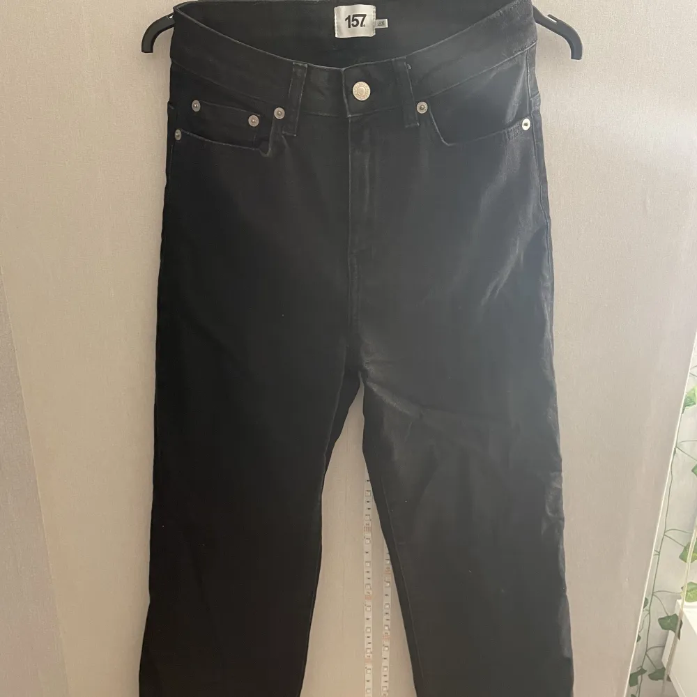 Svarta jeans med slitningar från lager 157 i storlek S. I bra skick. Köparen står för frakten! 💕. Jeans & Byxor.