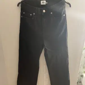 Svarta jeans med slitningar från lager 157 i storlek S. I bra skick. Köparen står för frakten! 💕