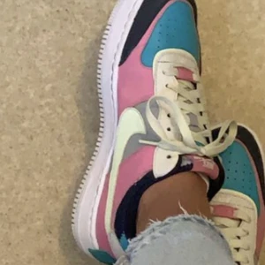 Nike air force 1 - Säljer dessa slutsålda Nike air force 1 skor i storlek 39 från förra året! Väldigt färgglada och snygga till våren.