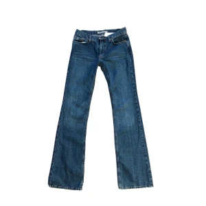 Lågmidjade bootcut jeans - Supersnygga lågmidjade jeans från fornarina! Säljer då de är alldeles för små för mig. Storlek 28. Innerbenslängden 85cm. Midjemått. Ca 80cm