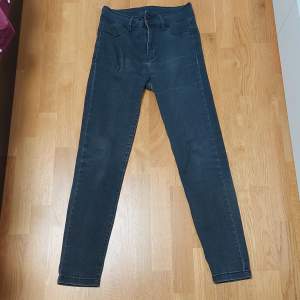 Calzedonia super strechy black skinny jeans. Double button and medium to high waisted. 