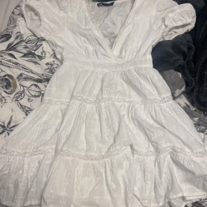 Super fin Klänning  - Super fin klänning ifrån Zara. Stl S. Använt fåtal gånger och finns inga tecken på användning💕