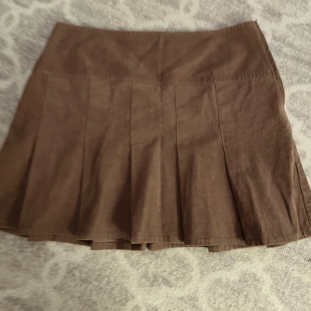 En brun kjol som tyvärr är för stor för mig :(  Superfin men kommer nog till användning hos någon annan! ❤️. Kjolar.
