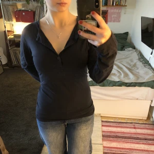 Farfarströja M - Mörkblå farfarströja i storlek M som jag sytt in längs midjan (tajtat till). Görskön 👍