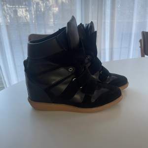 Isabel Marant liknande skor. Säljer då de inte kommer till användning. Väldigt lika originalet. 🖤Buda med minst 20 kr mellan varje. 🖤Köpes direkt för 600 kr. 