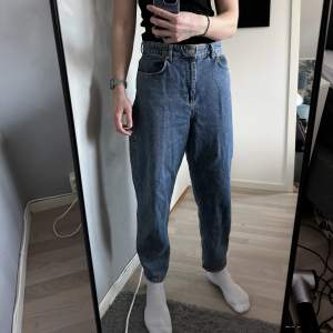 baggy jeans från gina tricot i storlek 40 i fint skick! säljer då jag inte tycker att jag passar i passformen 👖skriv för fler bilder eller annat :)