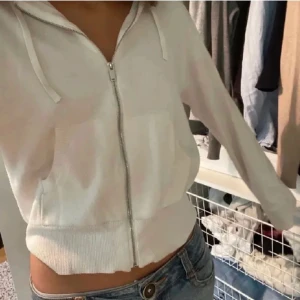 Vit stickad zip-up hoodie - Vit stickad zip-up hoodie ifrån hm i storlek L. Första bilden lånad, resterande är mina. Har en liten missfärgning vid fickan men inget som stör. Skriv privat vid fler frågor! Många intresserade -> budgivning 🐰💓