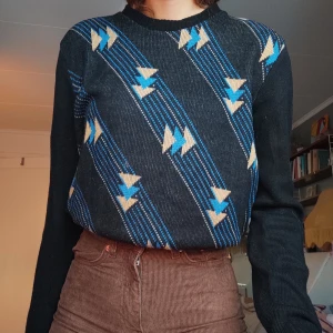 Mönstrad Sweatshirt - Cool vintage sweatshirt med blå/beige mönster!