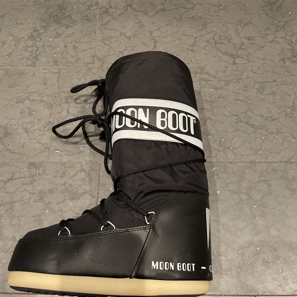 Säljer mina svarta höga moon boots. Säljer dom för dom kommer inte till användning längre. Använde förra vintern fåtal gånger. . Skor.