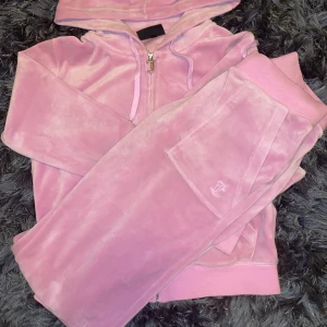 Juicy set - Supersöt färg på juicy set och jag älskar den verkligen men är sugen på en annan färg 😍 är öppen för byten men säljer också❤️☺️ byxorna i storlek xs tröjan i s