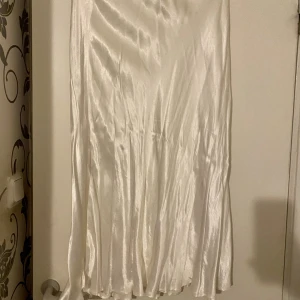 Vit satinkjol - Fin satinkjol i vit. Aldrig använd. Prislappen är kvar.