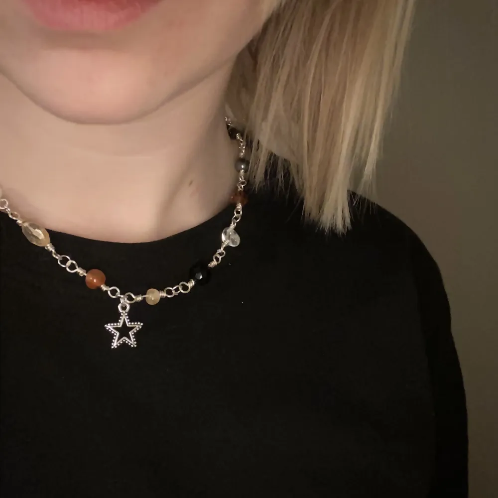 Halsband som jag har gjort själv utav pärlor från gamla halsband och kristaller:) De är äkta, bl.a. bergskristall, bärnsten & ametist (är ej säker på vilka kristaller de runda är eftersom de är från ett äldre halsband) Justerbart ca 41-48 cm. Accessoarer.