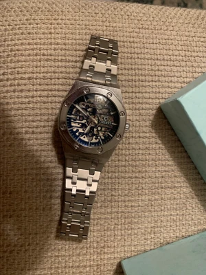 Automatisk klocka AP stil - Riktigt nice AP style på denna chenxi klocka. Blev förvånad över kvaliteten. Automatisk skelett klocka.  Kommer med en nice liten box 