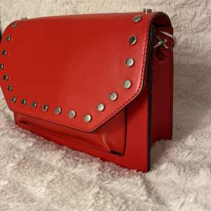 Röd Don Donna väska i nyskick med silverdetaljer❤️  Superfin med justerbart axelremsband✨  4a ”fack” varav två har dragkedja👌🏼 Det går även att byta axelremmen till en annan om man vill✨